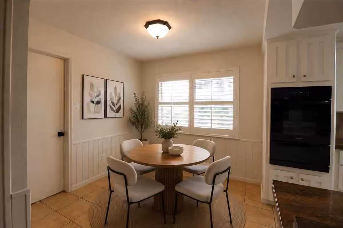 Photo 7 of 950 W Donovan Street, Houston, TX