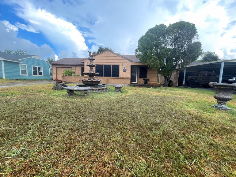 Photo of 1900 W Gulf Street, Baytown, TX 77520