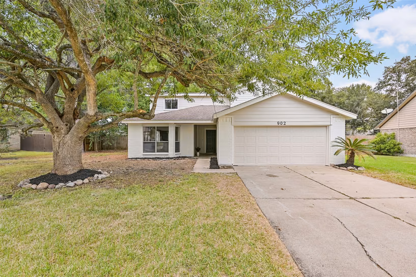 Photo of 902 Essex Drive, Friendswood, TX 77546