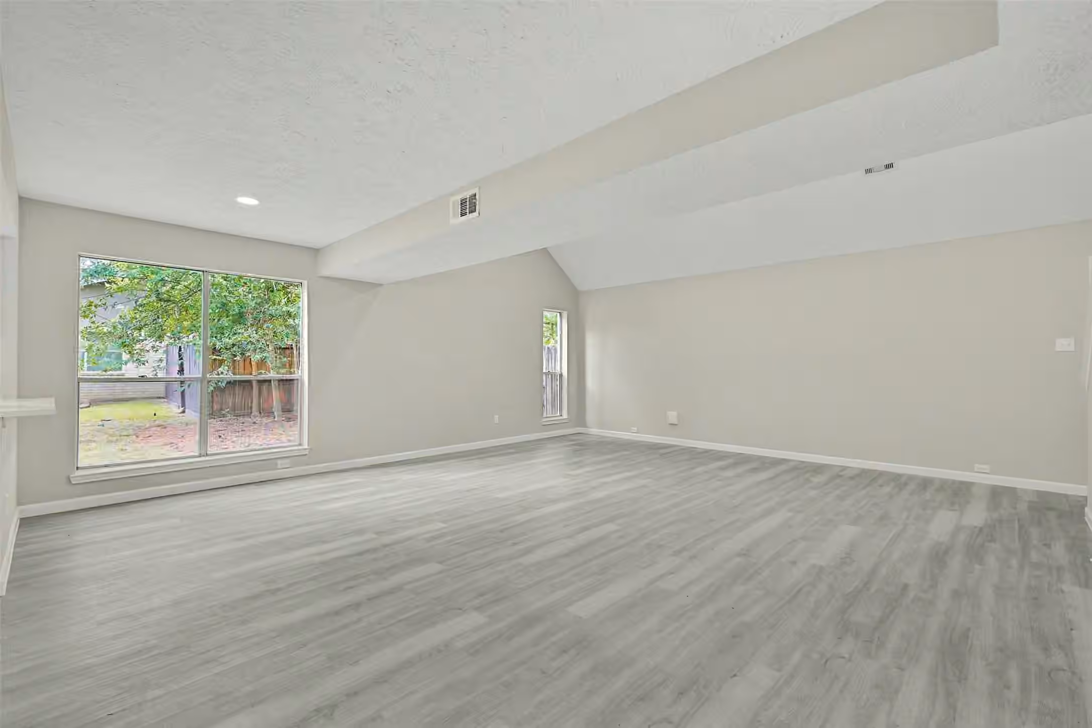 Photo 5 of 902 Essex Drive, Friendswood, TX