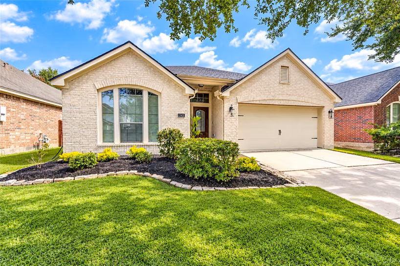 Photo 2 of 13401 Highland Lake Lane, Pearland, TX
