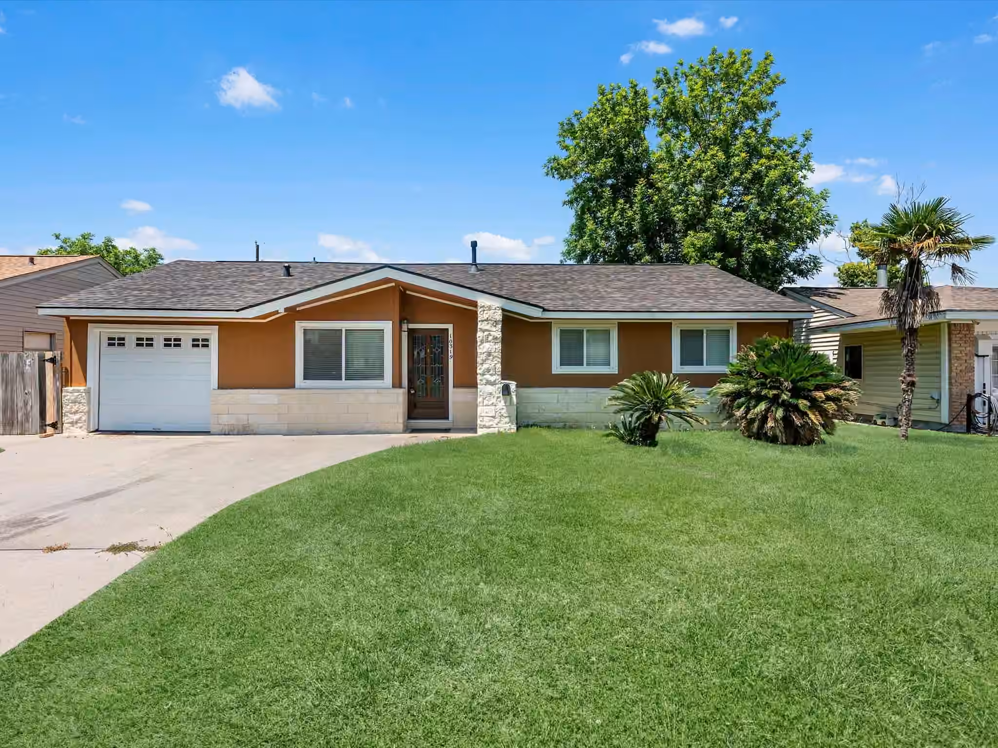 Photo 2 of 10319 Dunvegan Way, Houston, TX