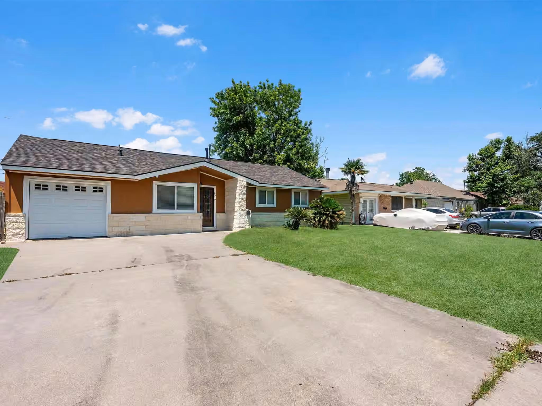 Photo 3 of 10319 Dunvegan Way, Houston, TX