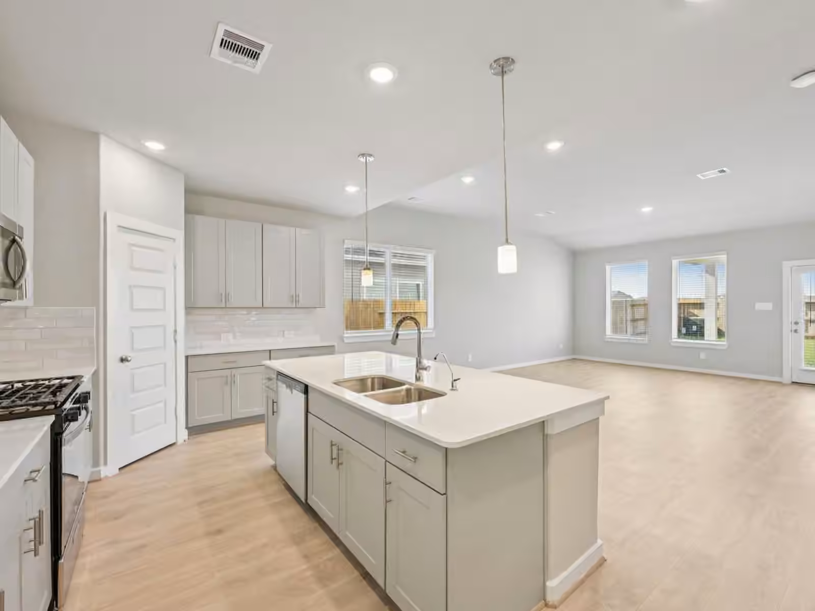 Photo 4 of 5244 Redbud Valley Drive, Pearland, TX