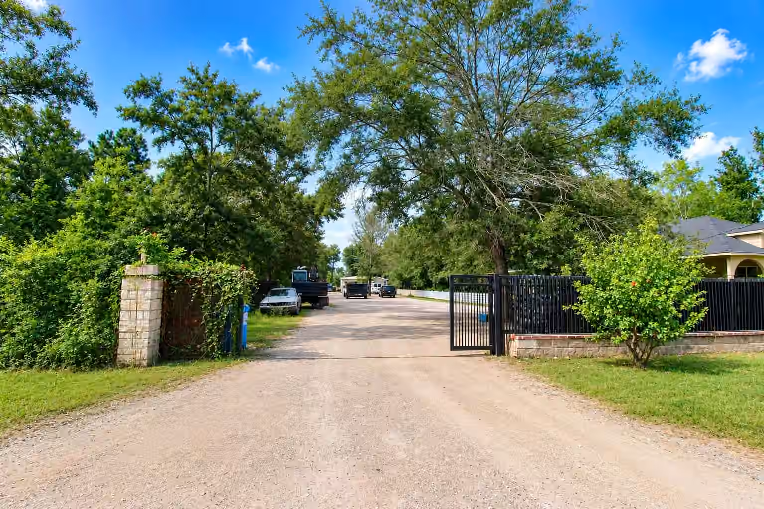 Photo of 2111 County Road 3405, Cleveland, TX 77327
