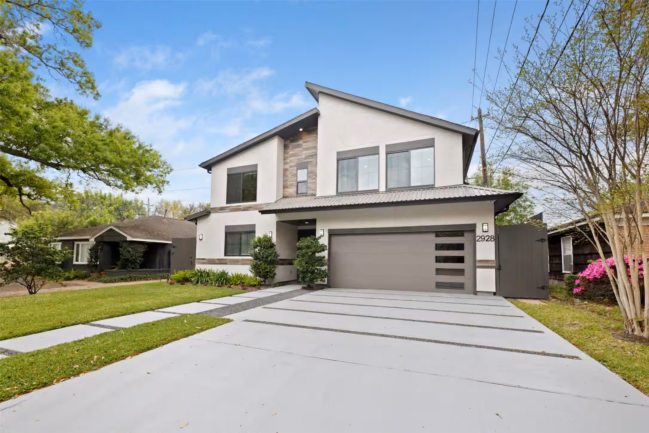 Photo 2 of 2928 Suffolk Drive, Houston, TX