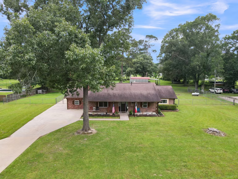Photo 4 of 811 County Road 2267, Cleveland, TX