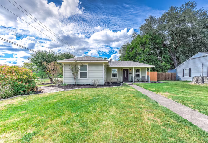 Photo of 237 Mclemore Drive, Alvin, TX