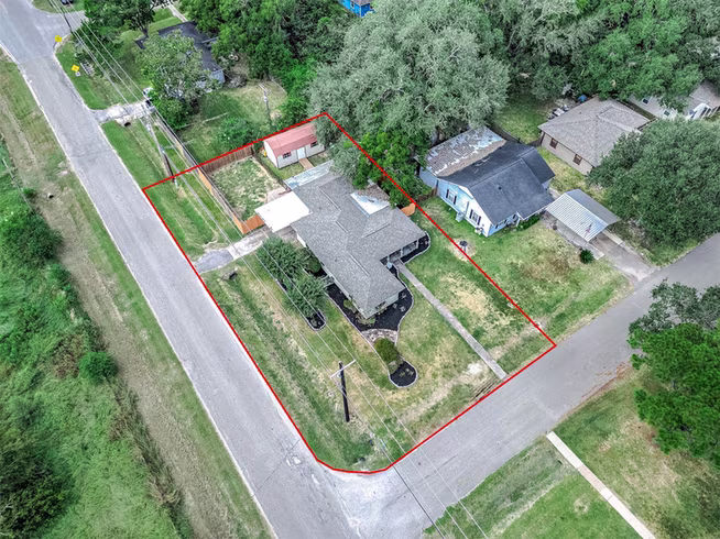 Photo 2 of 237 Mclemore Drive, Alvin, TX