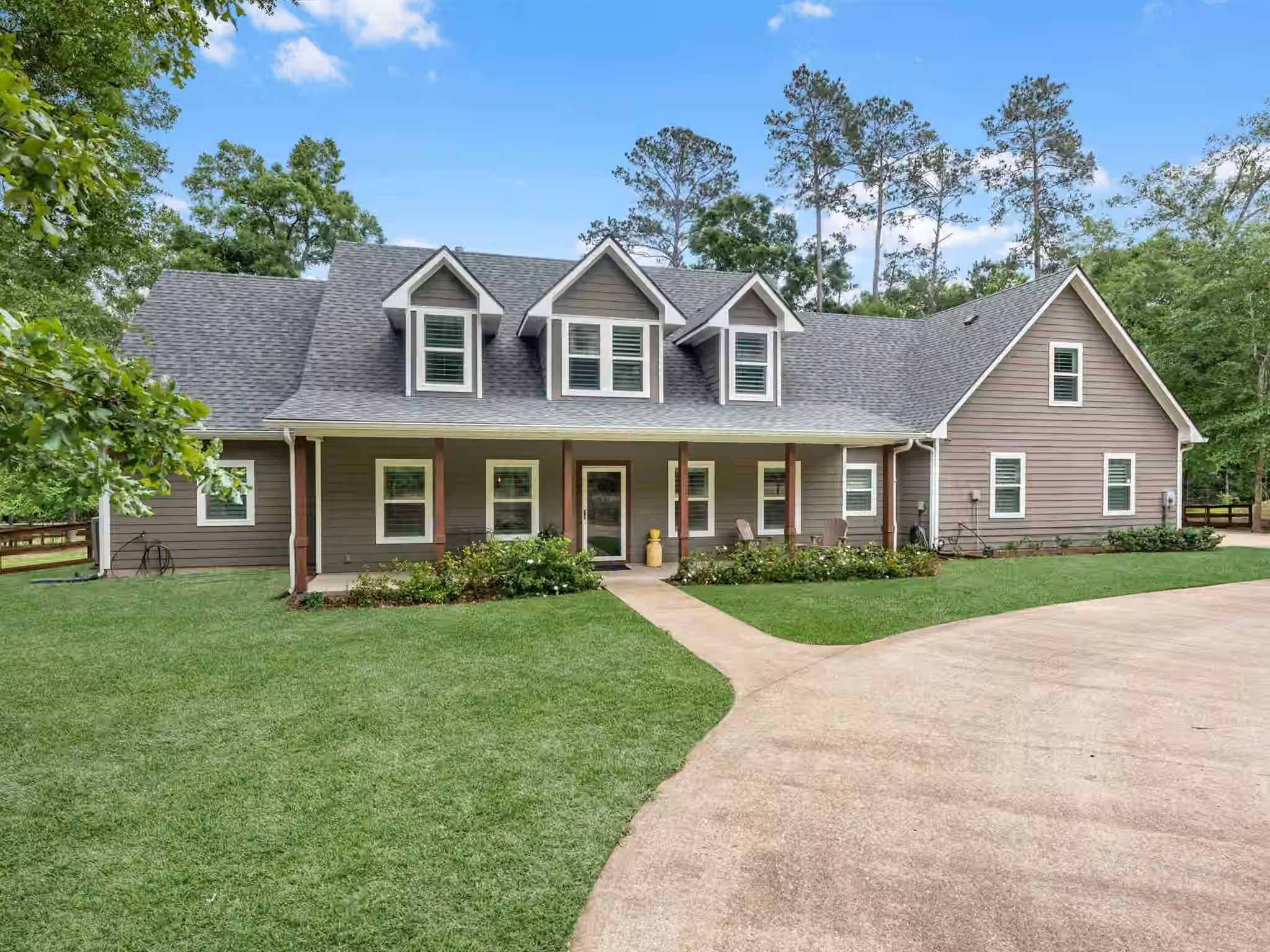 Photo of 210 Creekside Drive, Magnolia, TX 77354