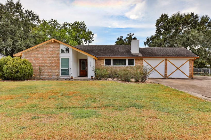 Photo of 114 Persimmon Lane, Lake Jackson, TX 77566