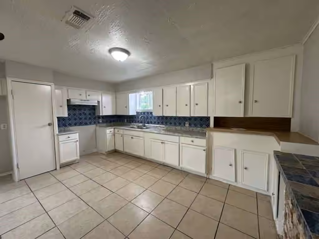 Photo 4 of 7717 Bigwood Street, Houston, TX