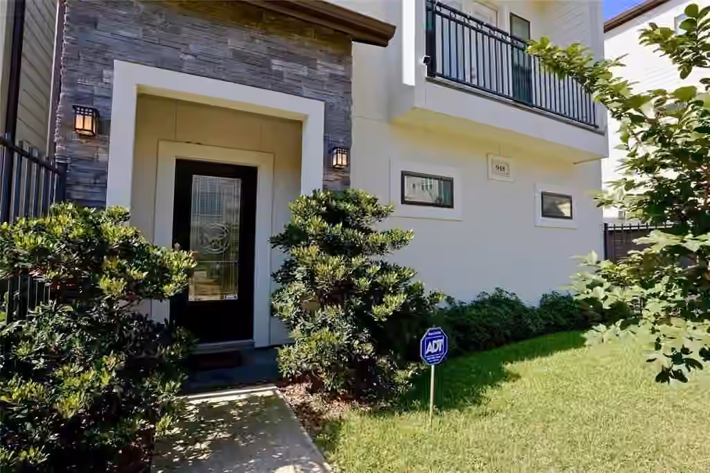 Photo 2 of 948 W 24th Street, Houston, TX