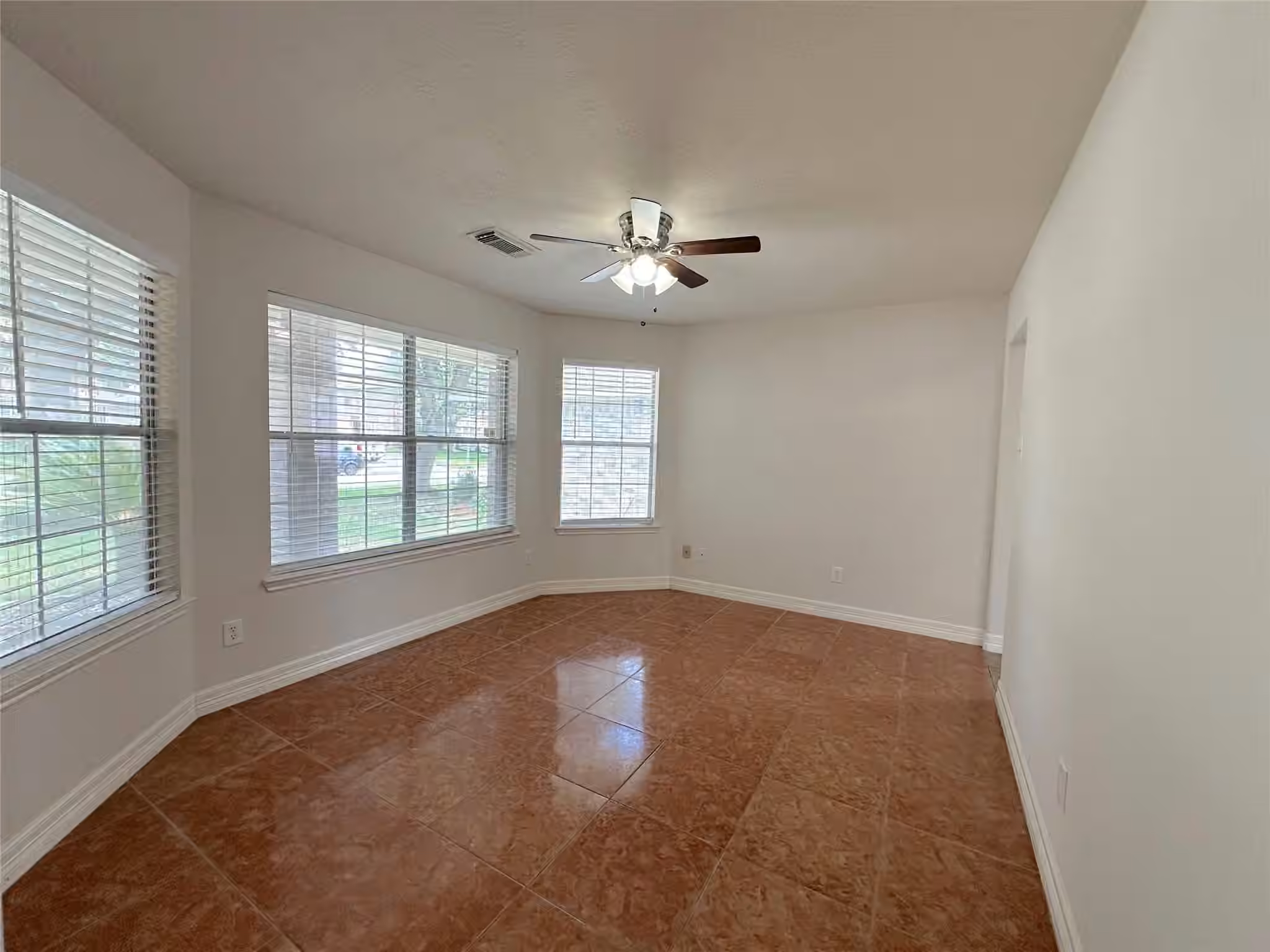 Photo 5 of 702 Danbury Park Lane, Houston, TX