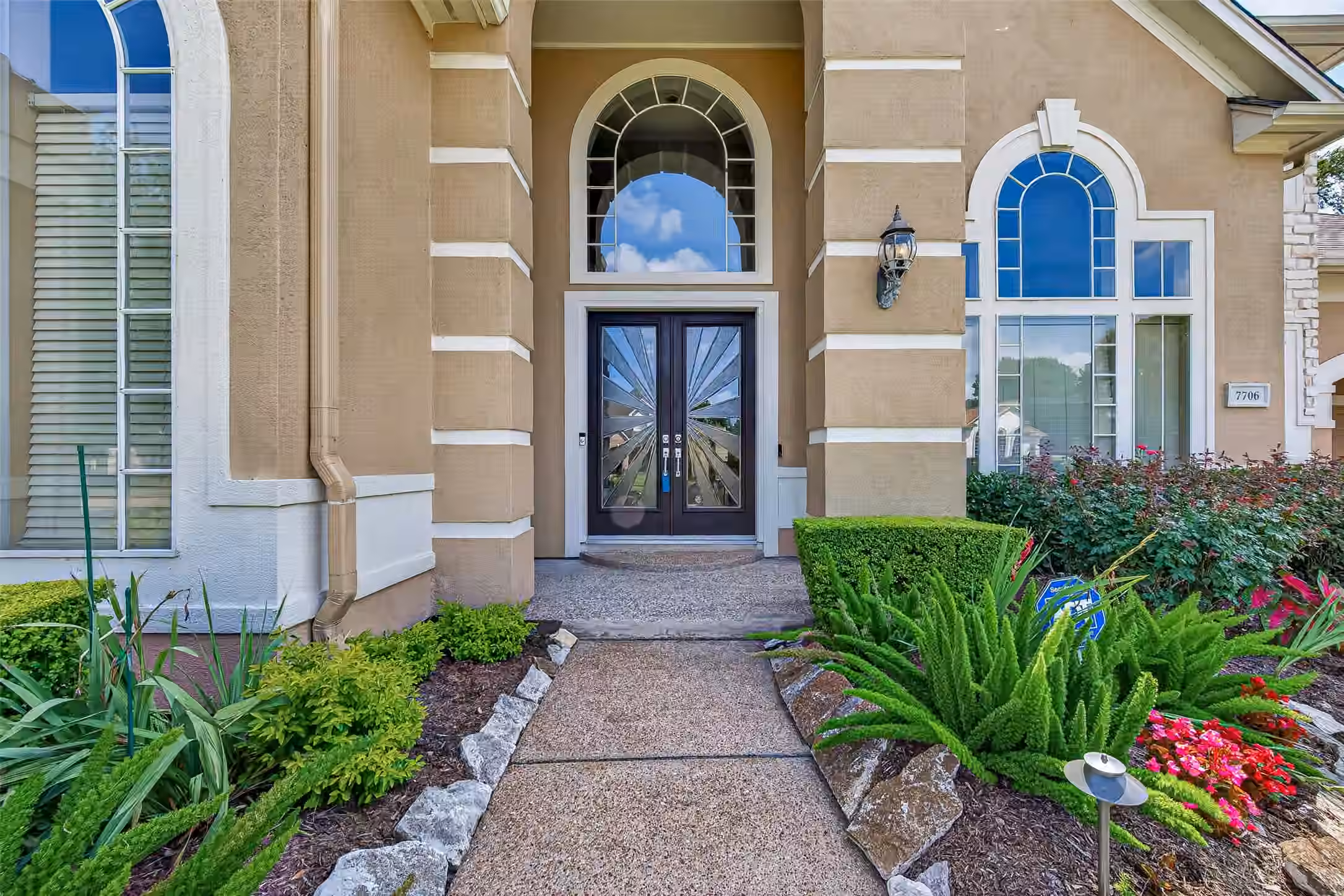 Photo 4 of 7706 Long Shadows Drive, Sugar Land, TX