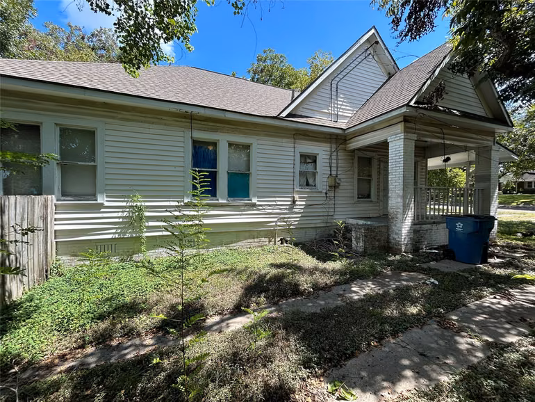 Photo 5 of 1207 E Washington Avenue, Navasota, TX