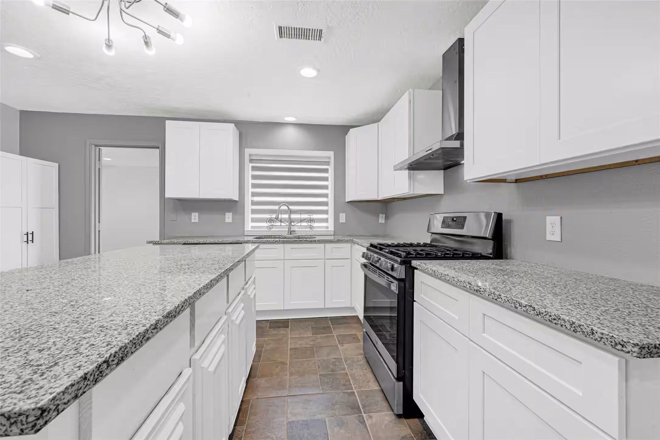 Photo 5 of 705 Holly Springs Court, Conroe, TX