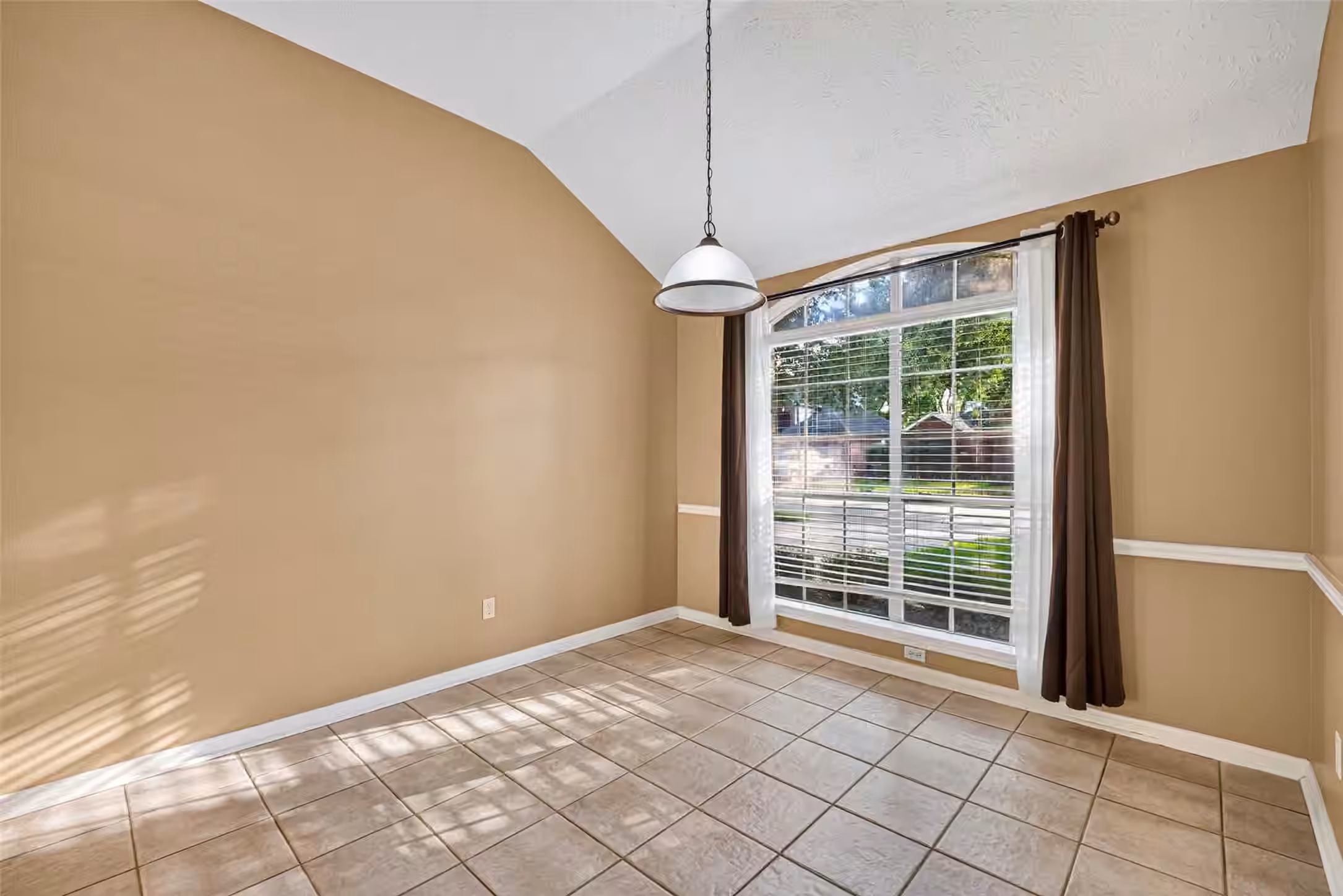 Photo 4 of 827 N Wellsford Drive, Pearland, TX