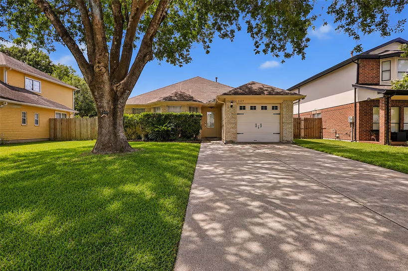 Photo of 5519 Chisholm Trail, Dickinson, TX 77539