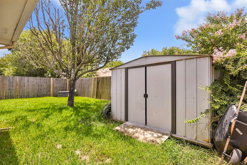 Photo 6 of 5519 Chisholm Trail, Dickinson, TX