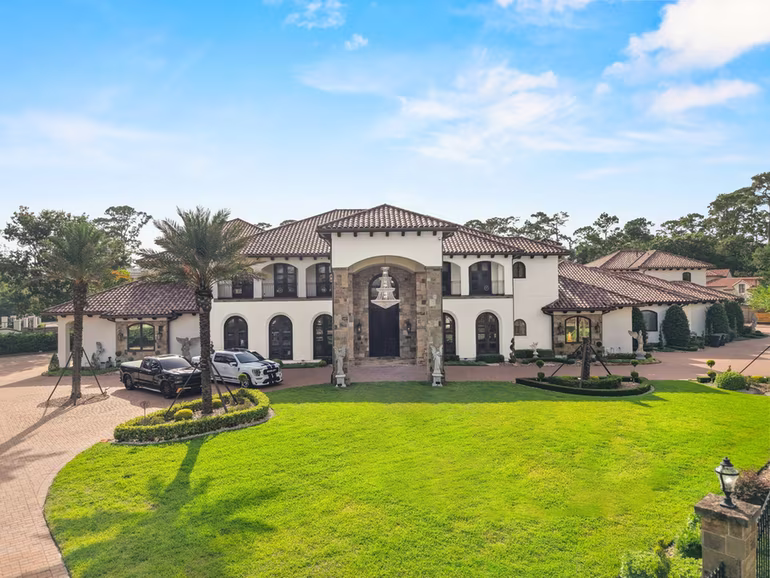 Photo 3 of 701 W Friar Tuck Lane, Houston, TX