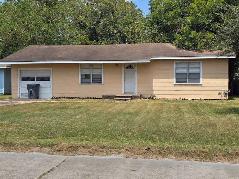 Photo of 2611 1st St, Bay City, TX 77414