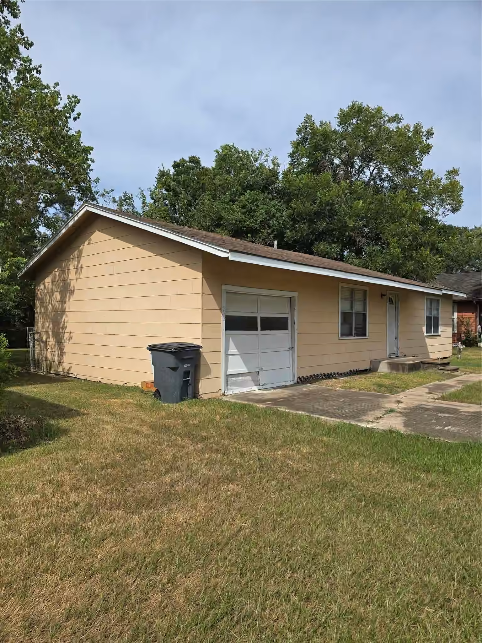 Photo 3 of 2611 1st St, Bay City, TX