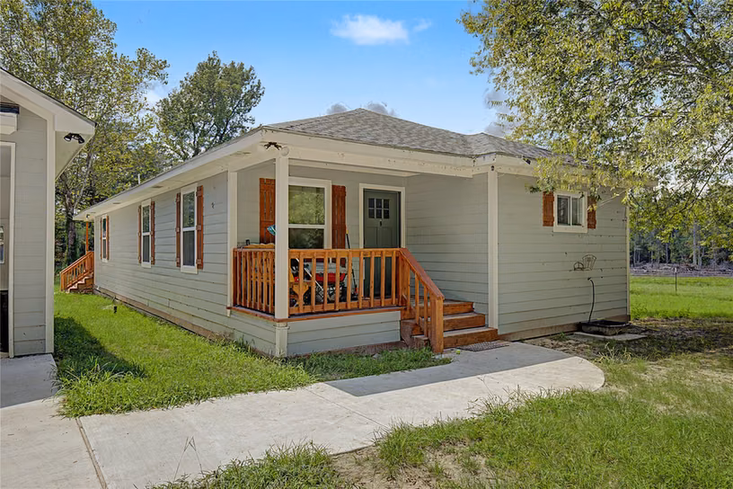 Photo 2 of 301 Pineland Drive, Trinity, TX