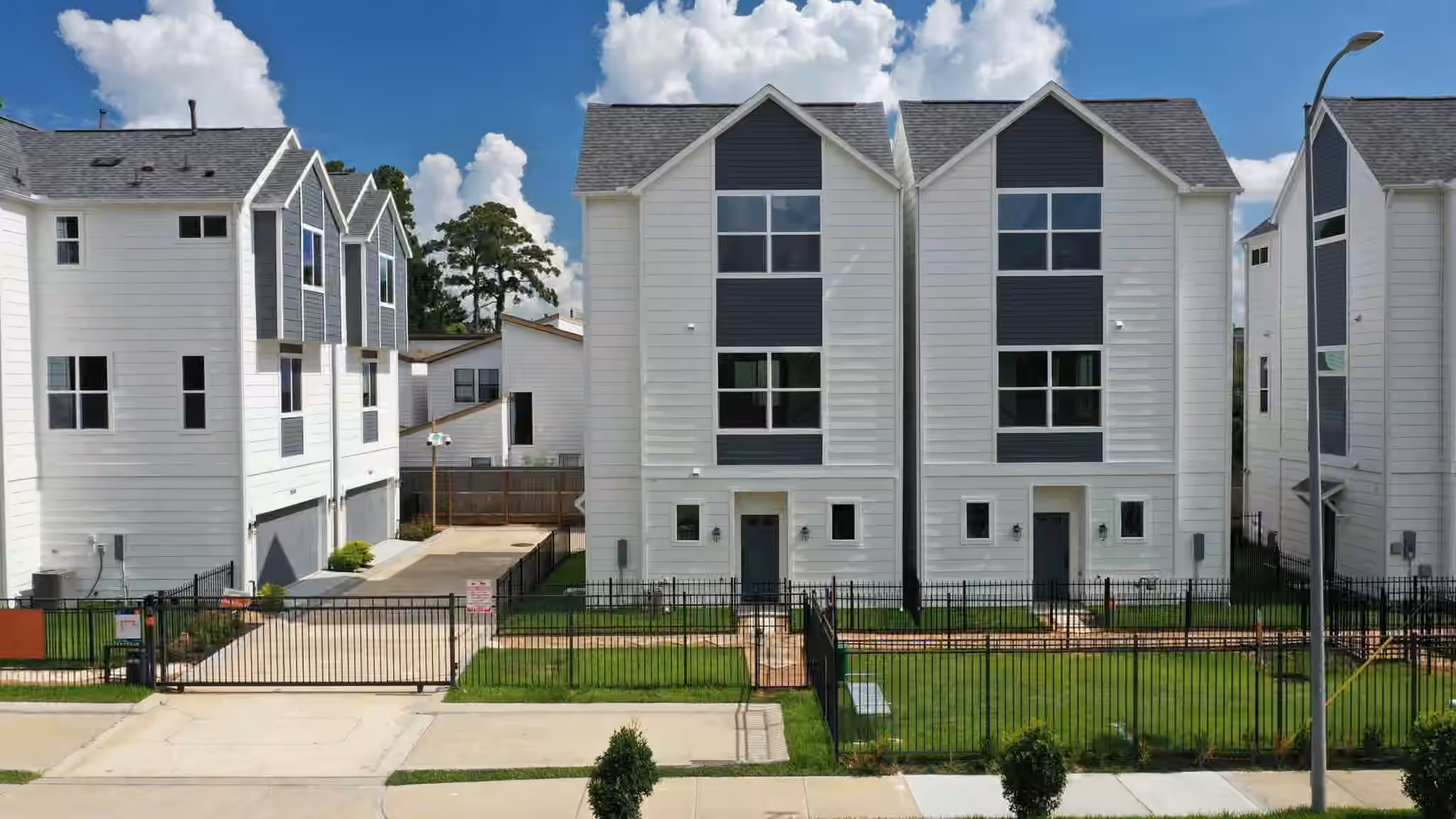 Photo of 1648 W Tidwell Road, Houston, TX