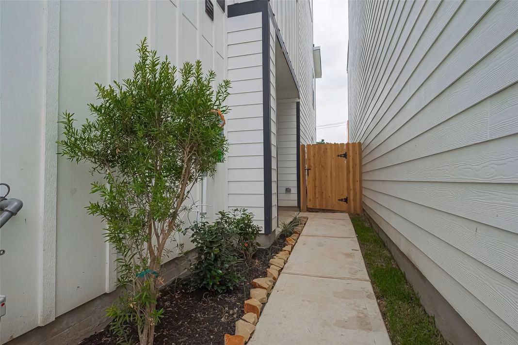 Photo 4 of 8919 Grovner Place, Houston, TX