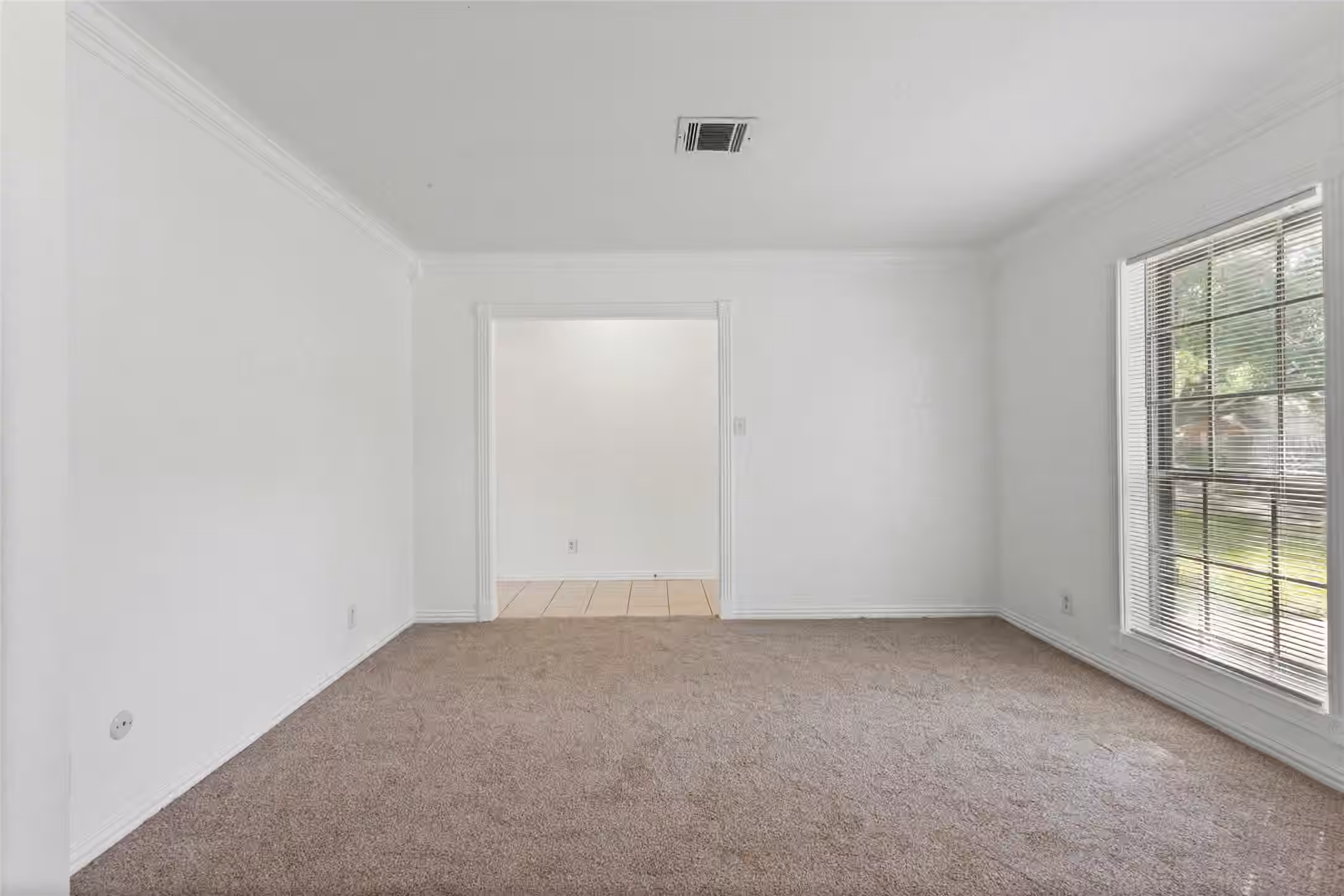 Photo 7 of 707 Briargrove Drive, Alvin, TX