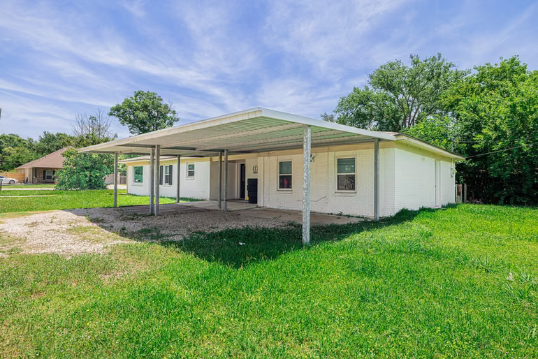 Photo 4 of 402 S Blackwell Street, La Porte, TX