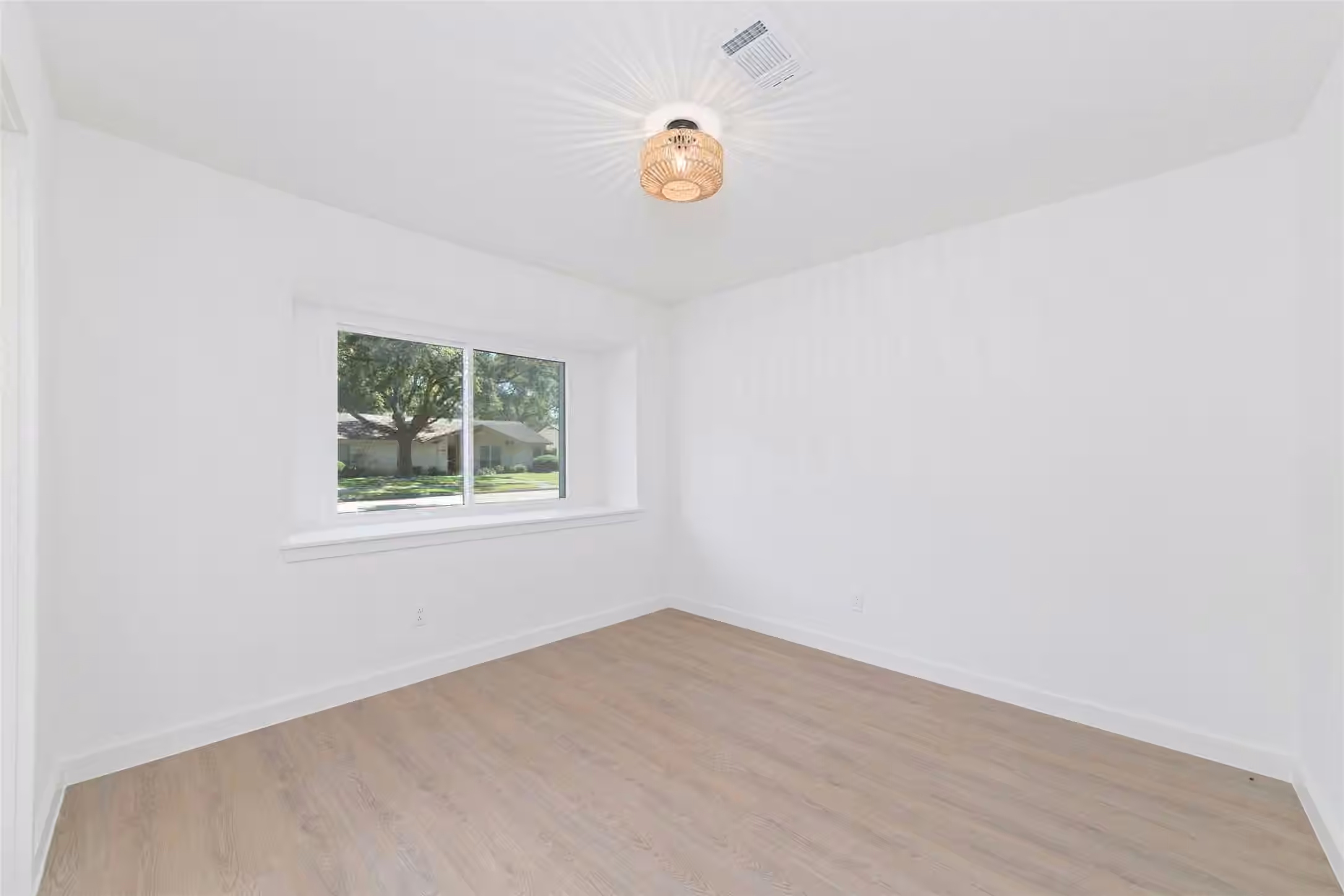 Photo 5 of 5950 Dumfries Dr, Houston, TX