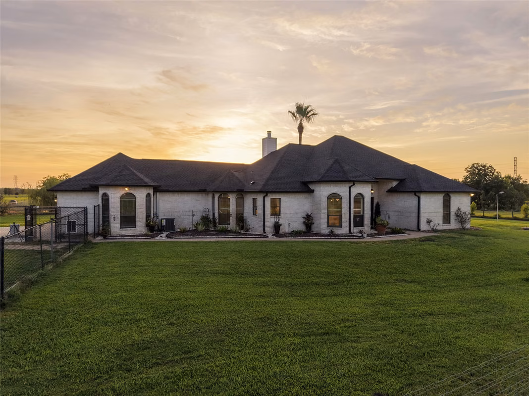 Photo 4 of 616 County Road 44, Angleton, TX