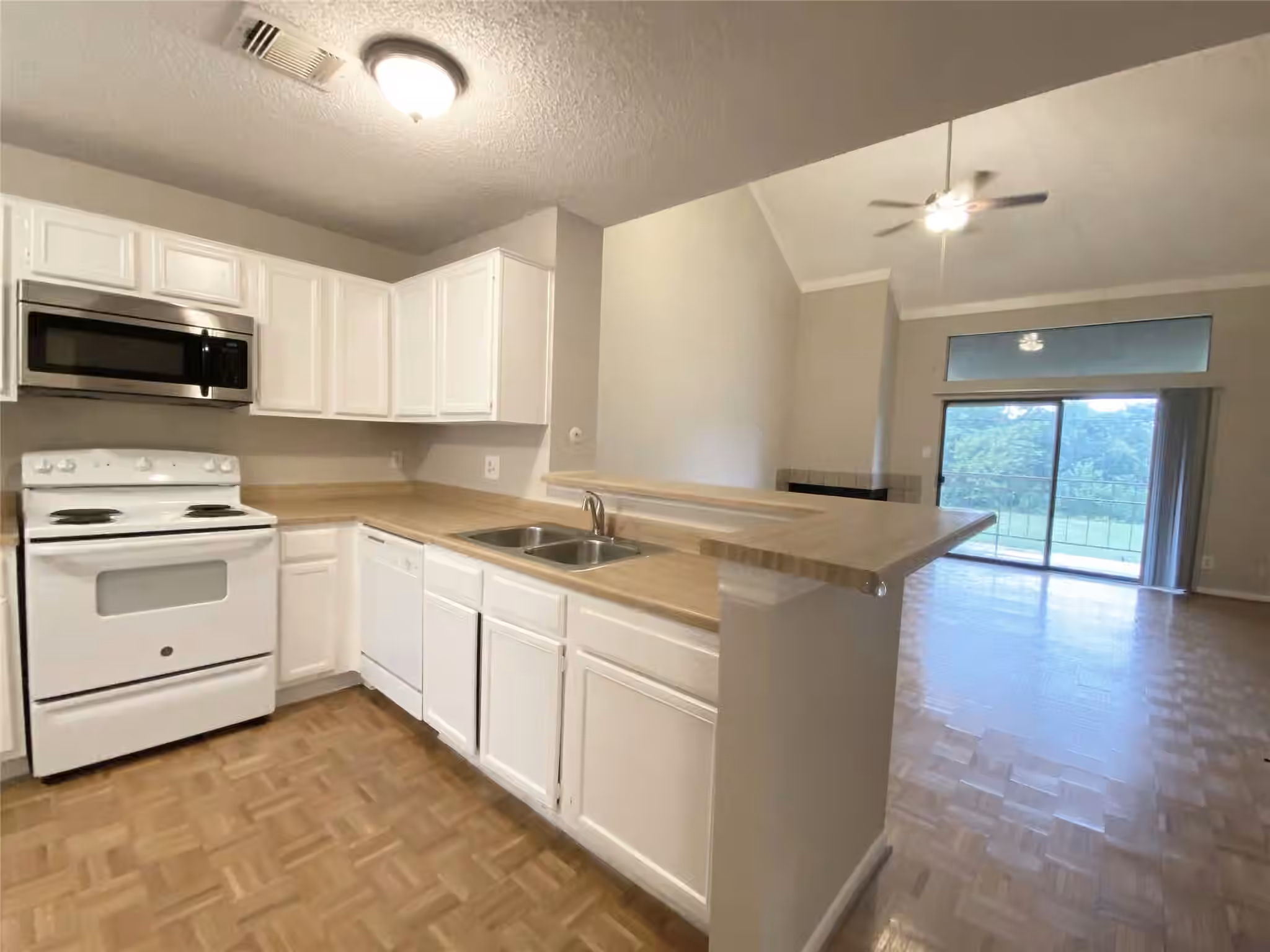 Photo 6 of 8499 Sands Point Drive, Houston, TX
