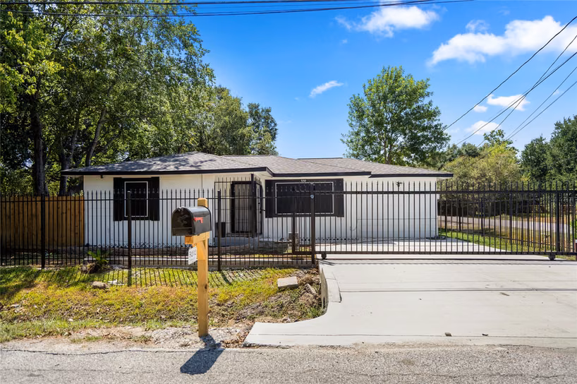 Photo 2 of 5202 Denmark Street, Houston, TX
