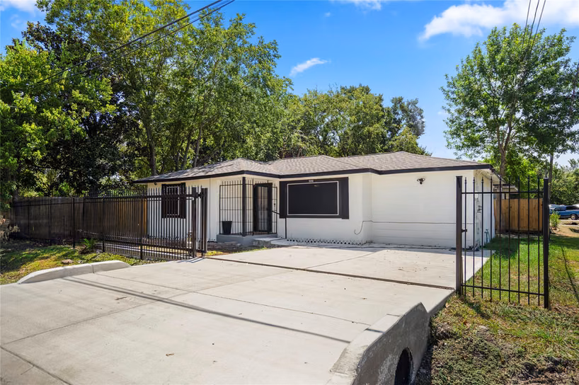 Photo 3 of 5202 Denmark Street, Houston, TX