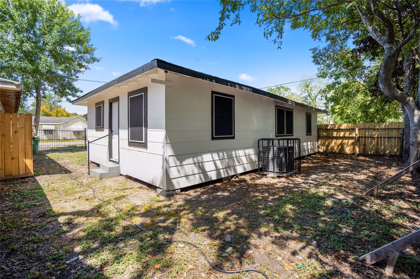Photo 5 of 5202 Denmark Street, Houston, TX