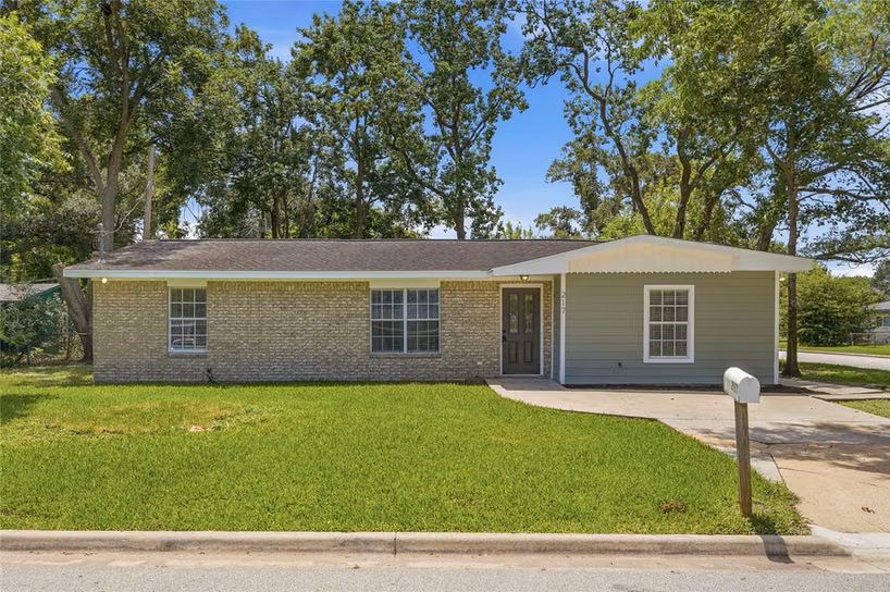 Photo of 217 W Wilkins Street, League City, TX