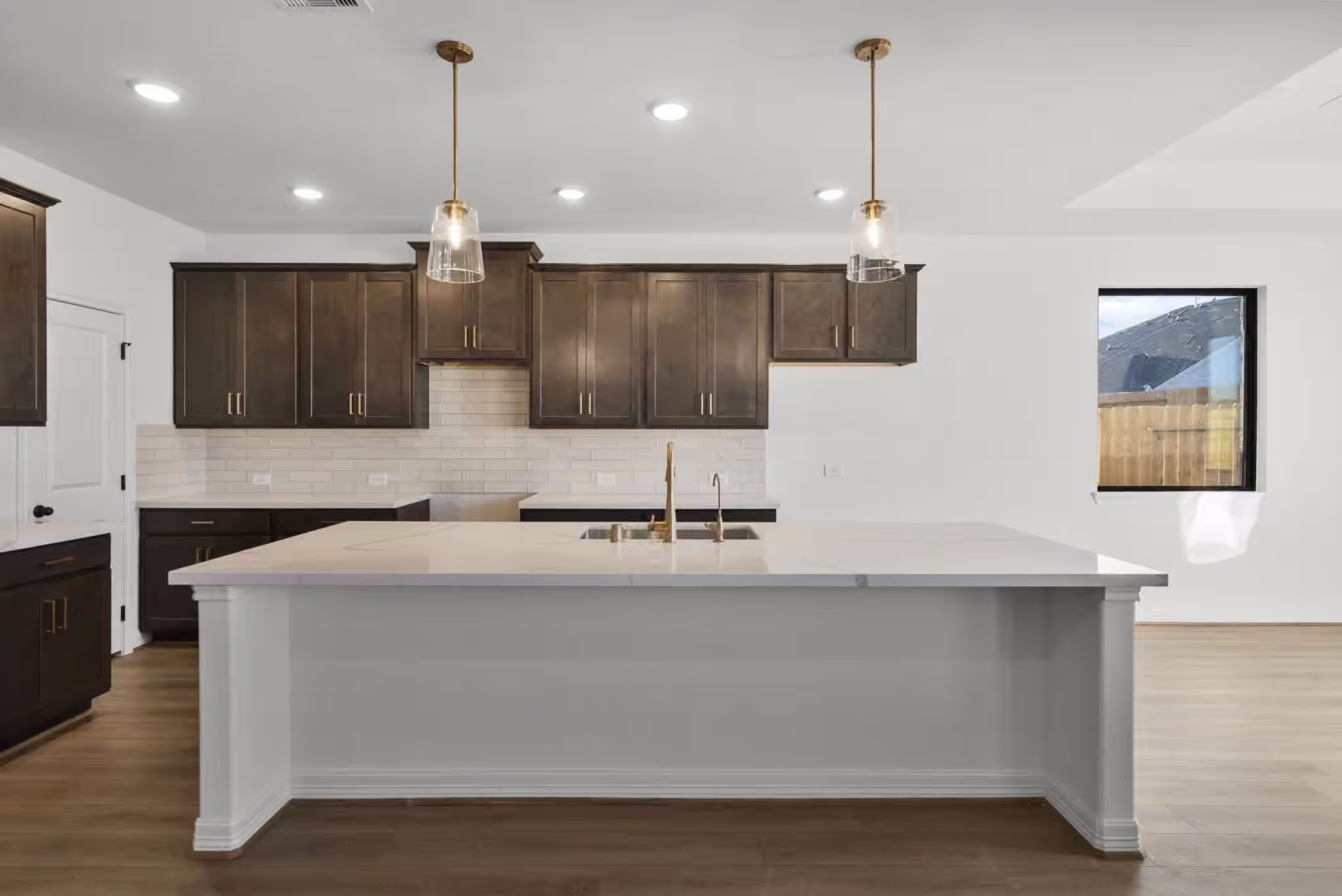 Photo 4 of 7914 Jade Crest Drive, Angleton, TX