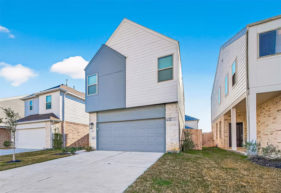 Photo 2 of 17118 Pentland Hills Way, Hockley, TX