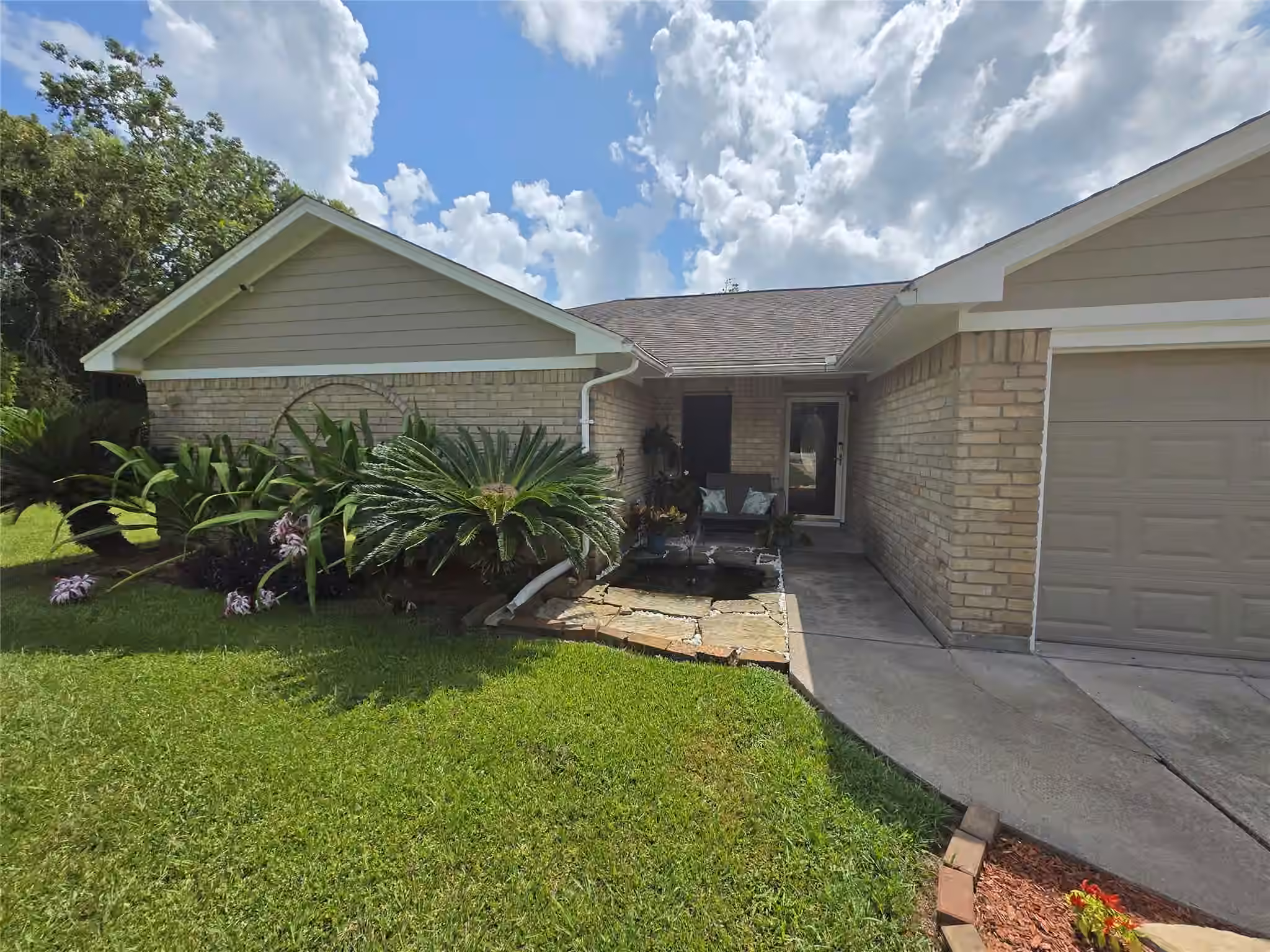 Photo 4 of 610 Avenue C, Alvin, TX
