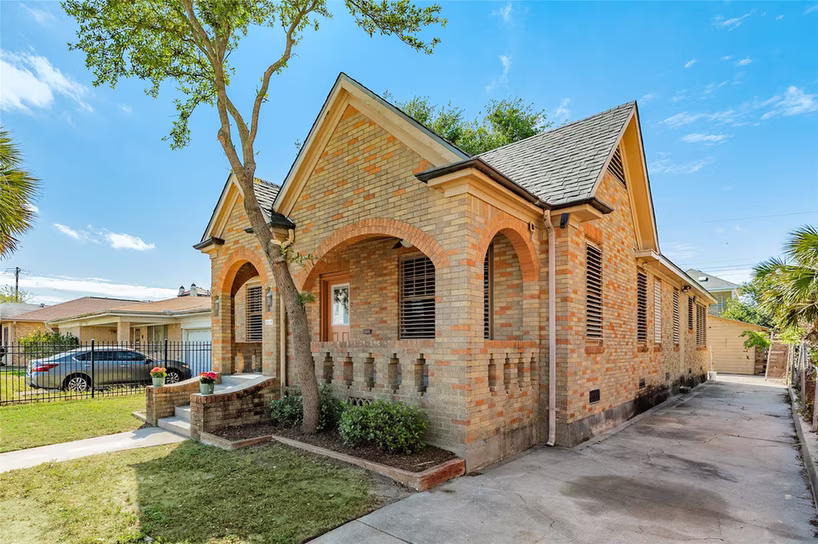 Photo 4 of 2215 Avenue O 1/2, Galveston, TX