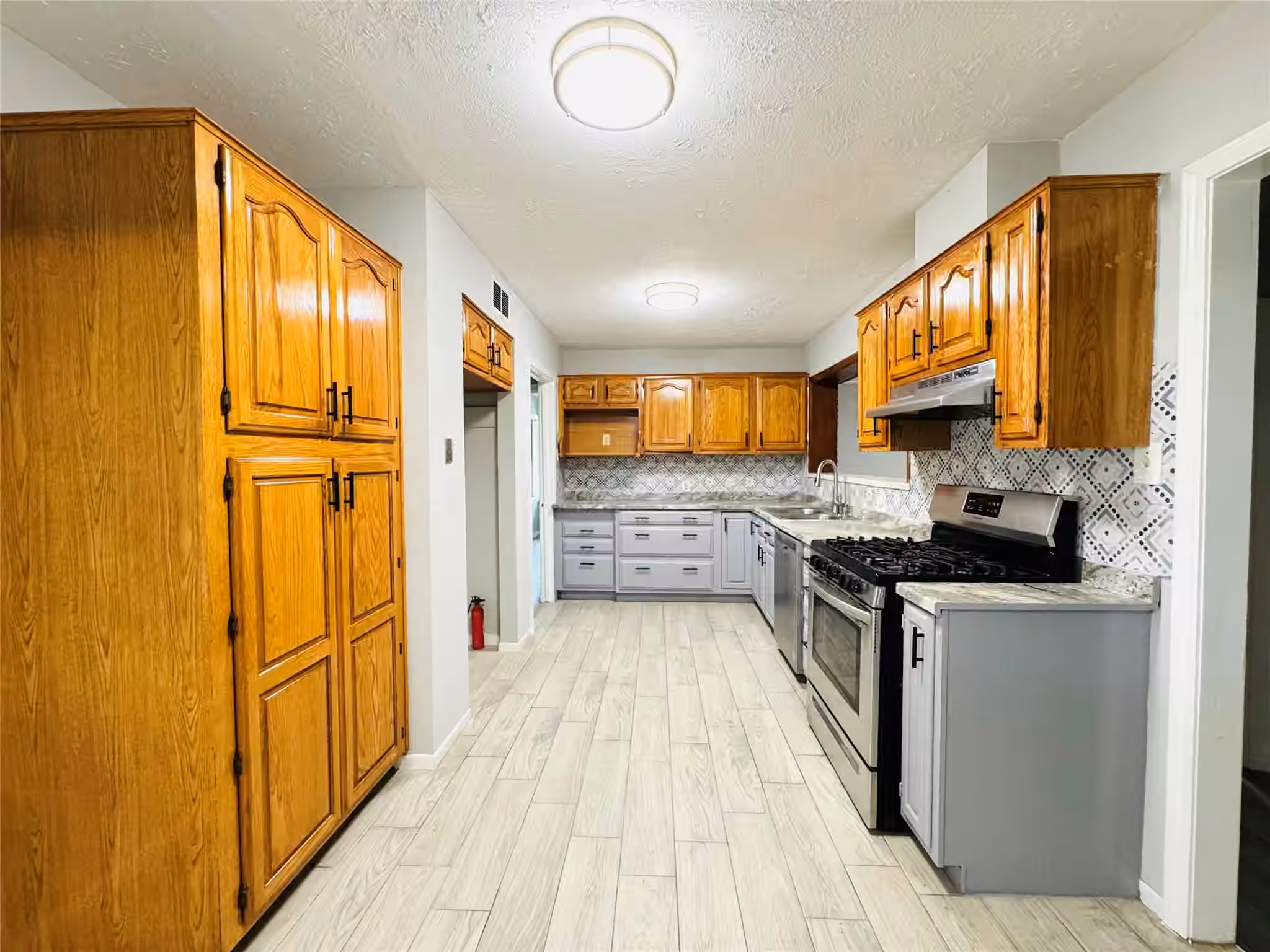 Photo 7 of 7905 Turquoise Lane, Houston, TX