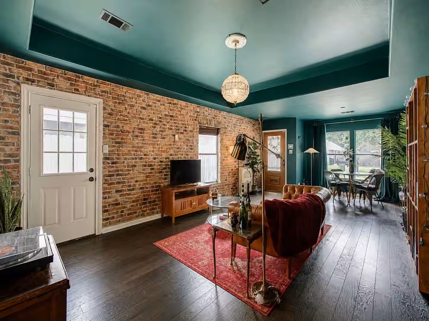 Photo 4 of 8647 Suburban Oaks Road, Houston, TX