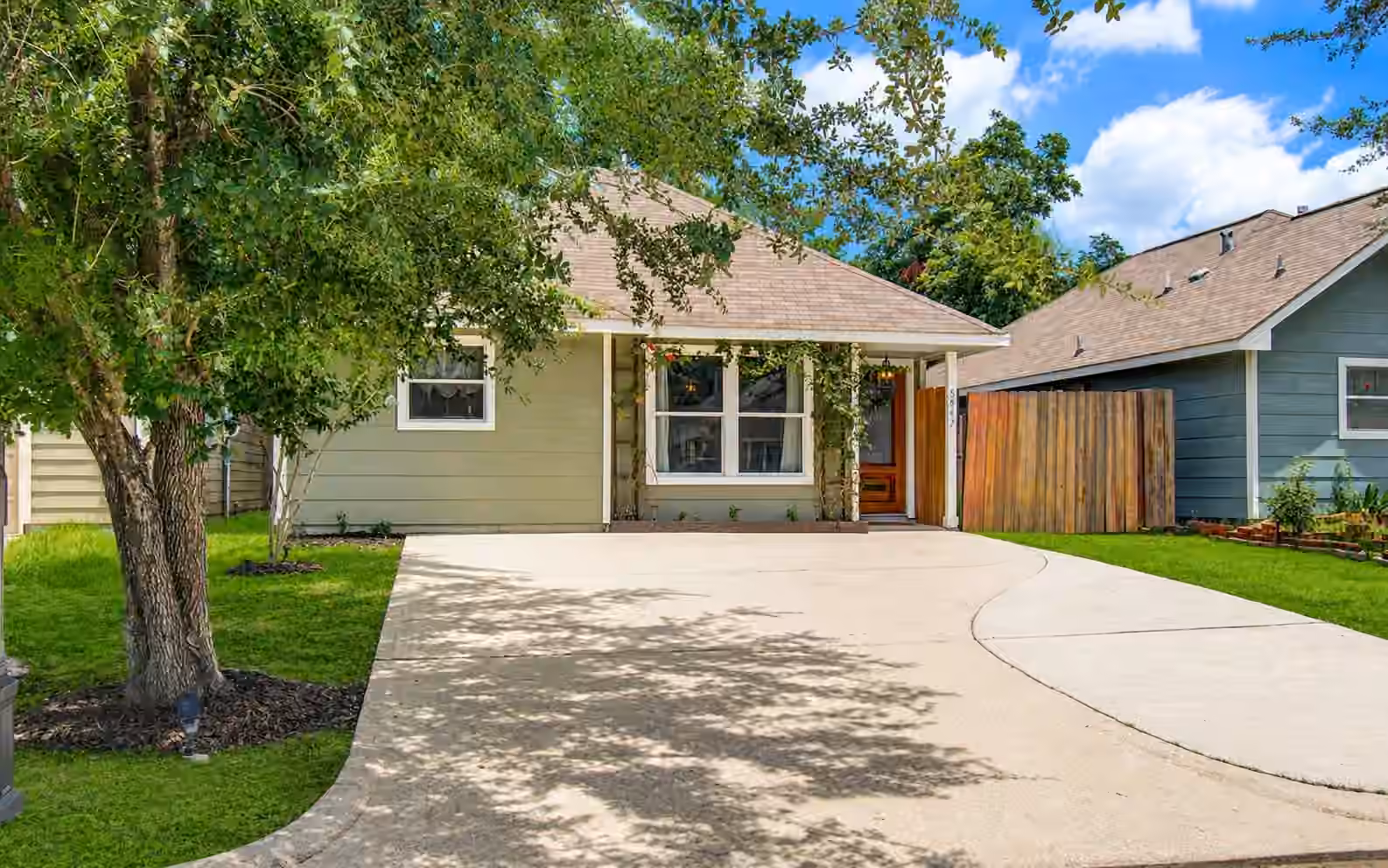 Photo 5 of 8647 Suburban Oaks Road, Houston, TX