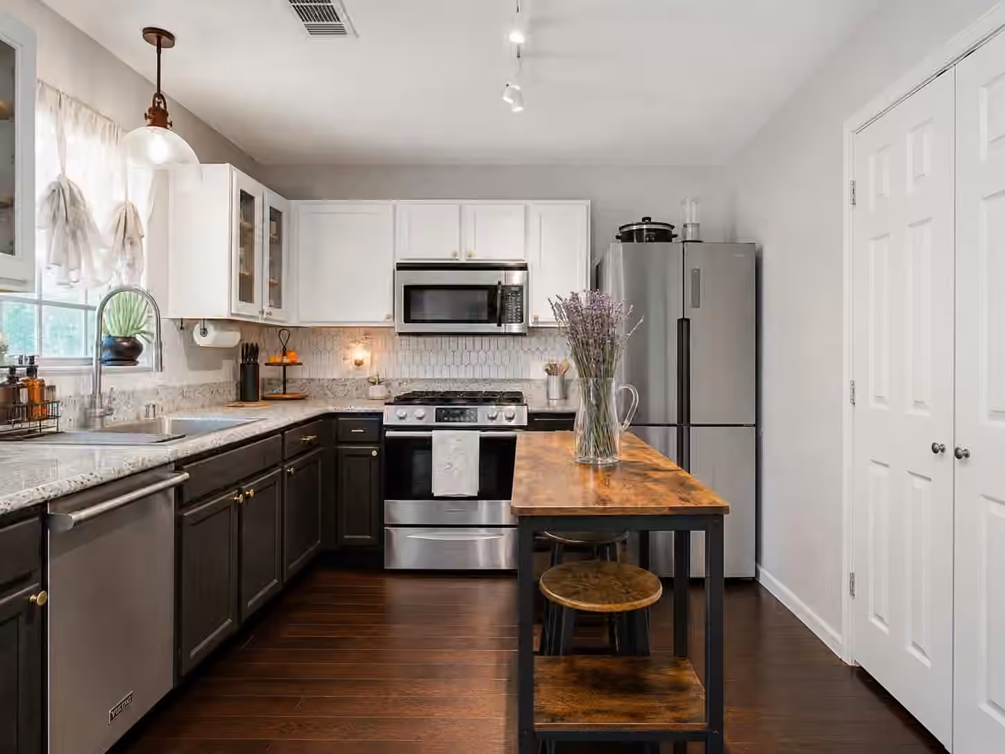 Photo 7 of 8647 Suburban Oaks Road, Houston, TX