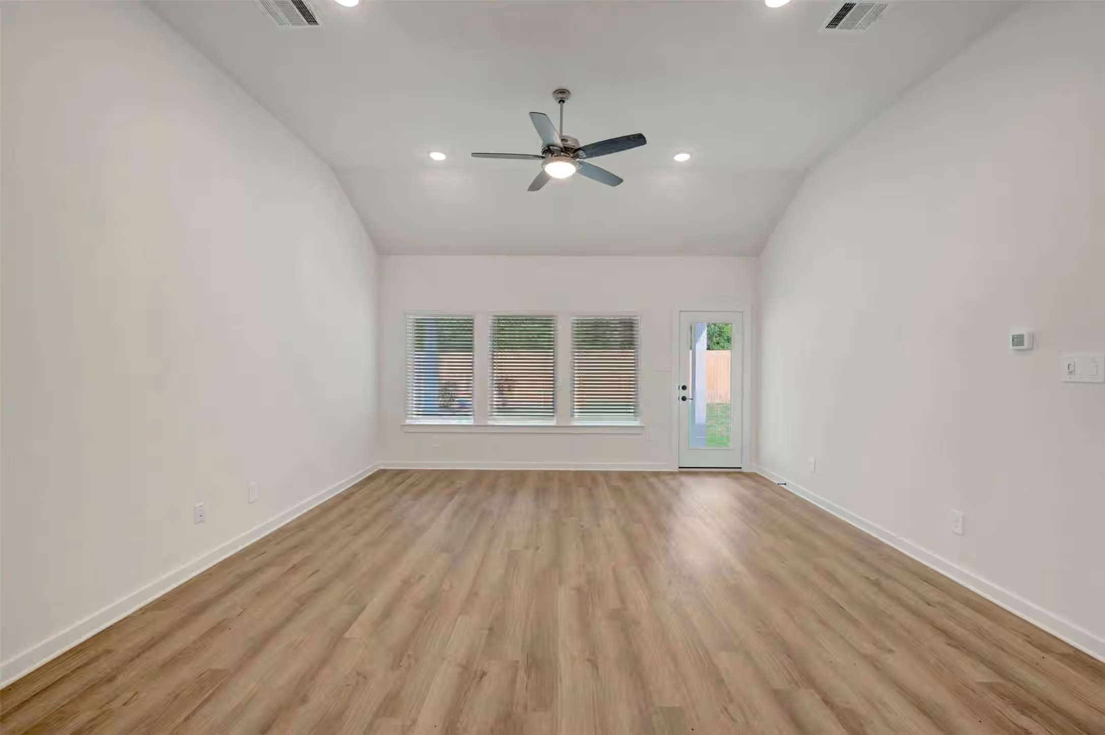 Photo 4 of 20606 Draper Road, Tomball, TX