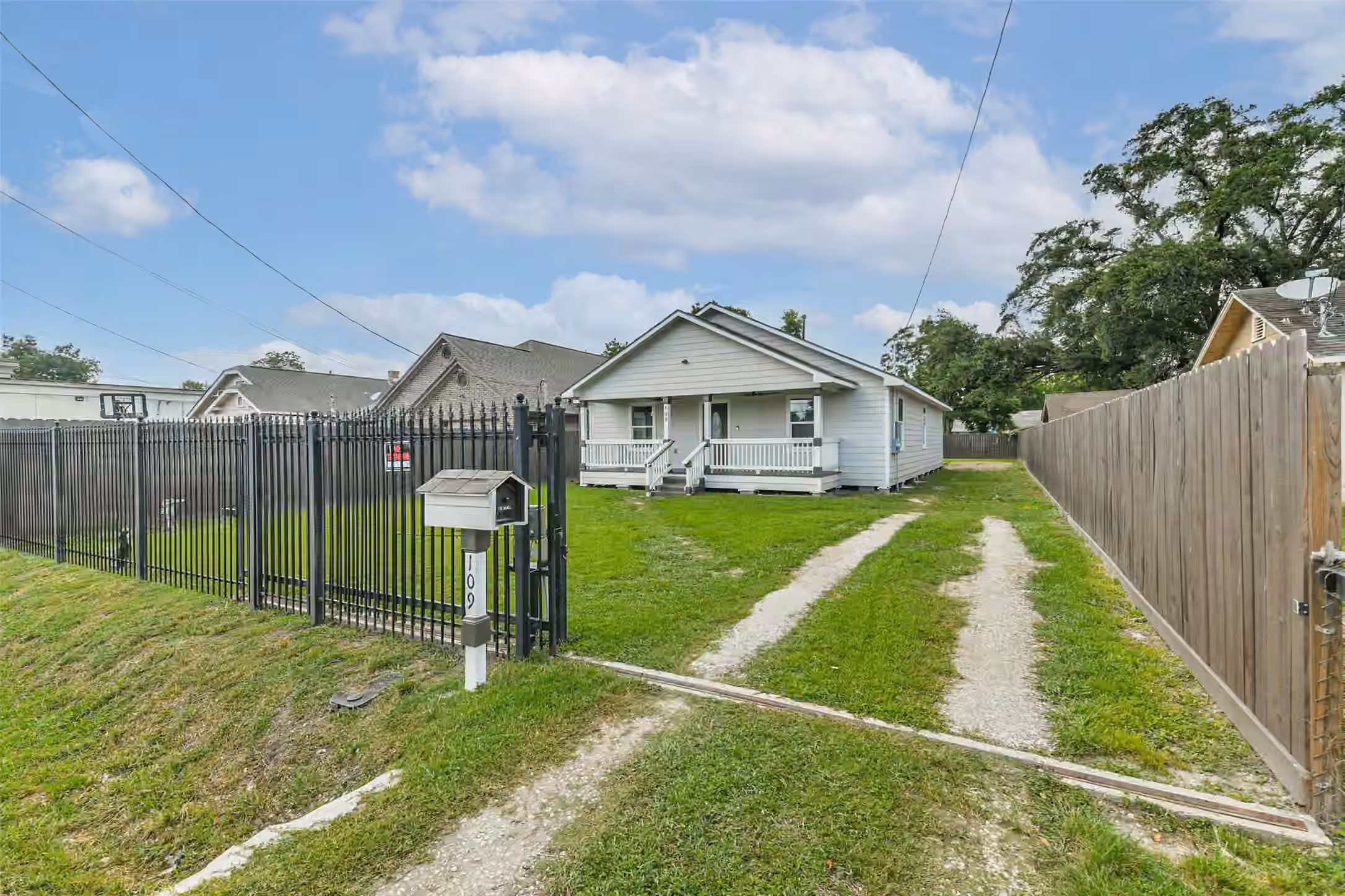 Photo 2 of 109 Neyland Street, Houston, TX