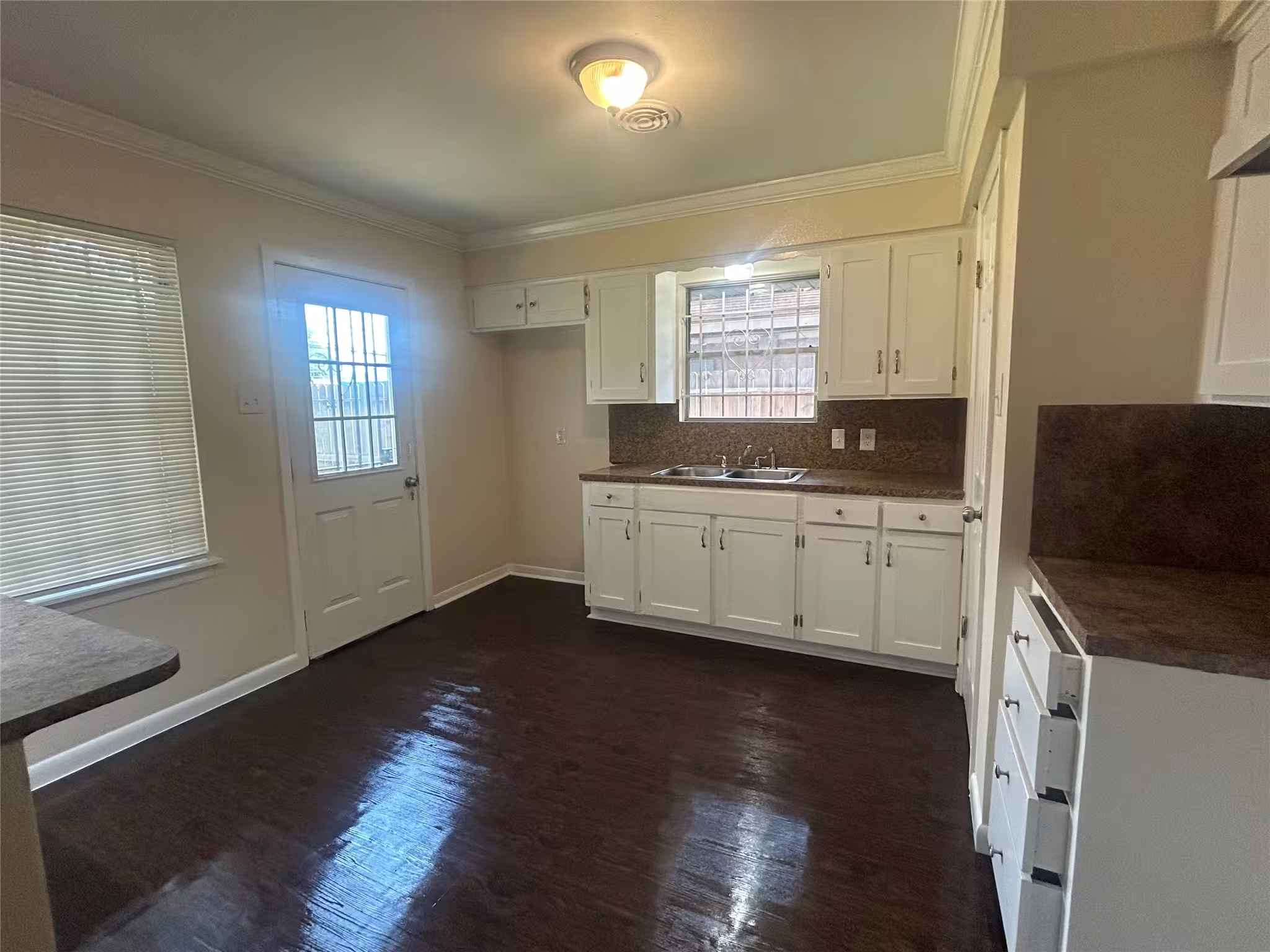 Photo 3 of 10211 Hinds Street, Houston, TX